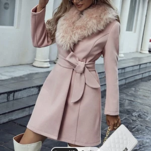 Kappa med päls - Aldrig använd, storlek XL men skulle säga att det är storlek L om man vill ha lite tyg över, därför jag säljer den. Pålsen går att ta av med knappar. Köpt för 600