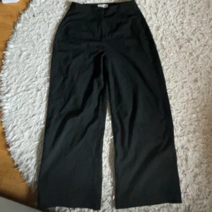 kostym byxor - skit sköna kostym byxor som är raka. sitter midwaist och köpta för några år sen på zalando men knappt använda. 🙏 säljer pga av dem är för korta på mig. Kontakta mig för fler bilder🙏 