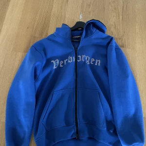 Verborgen zip hoodie - En zip hoodie från verborgen i storlek S passar även M. Den är lite oversized för storlek S men det går bra ändå om man gillar de! Den är nästan aldrig använd så den är som ny.