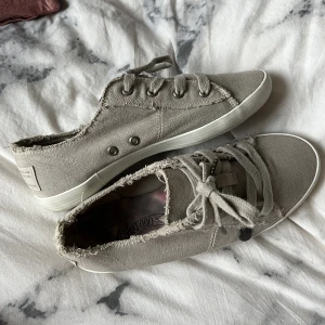 Odd molly skor  - Ett par jätte fina i princip oanvända odd molly skor i tyg, då dom inte är imin stl💕 inga tecken på användnig. Skriv för mer bilder!  perfekta nu till sommaren☀️ 