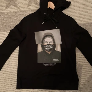 Marble Vigilante Hoodie  - Säljer denna designer Hoodien i storlek M. Nypris 4500kr. Skick 10/10! Märke: Neil Barrett