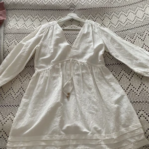 Linne Klänning Zara - Helt ny linne klänning från Zara. Finns inte att köpa längre. Inga defekter, har bara hängt i garderoben. Storlek M/38