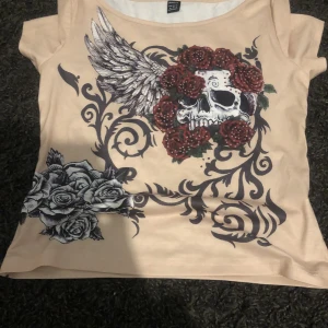 Y2k t- shirt  - Den är i väldigt bra skick, tagit vid midjan och vid brösten, väldigt fin till sommaren 