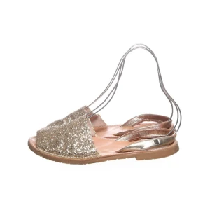 Guldiga sandaler storlek 35 - Super söta sandaler som är otroliga bekväma! Storlek 35 men passar även en 36. Använda en del men i fint skick🌟