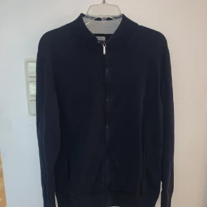 Crewneck Zip tröja  - 100% bomull  Storlek M 