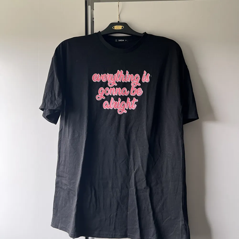 Harry styles inspirerad T-shirt. Säljer då den inte kommer till användning!💕. T-shirts.