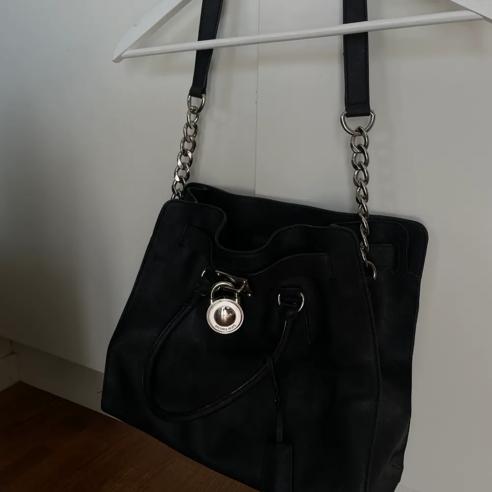 Handbag leather black in very good condition . Accessoarer.