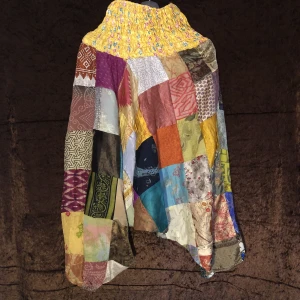 Harem Byxor - Gjord med riktig lappteknik med flera vackra tyger i bra kvalitet silk. Aldrig använda :) 