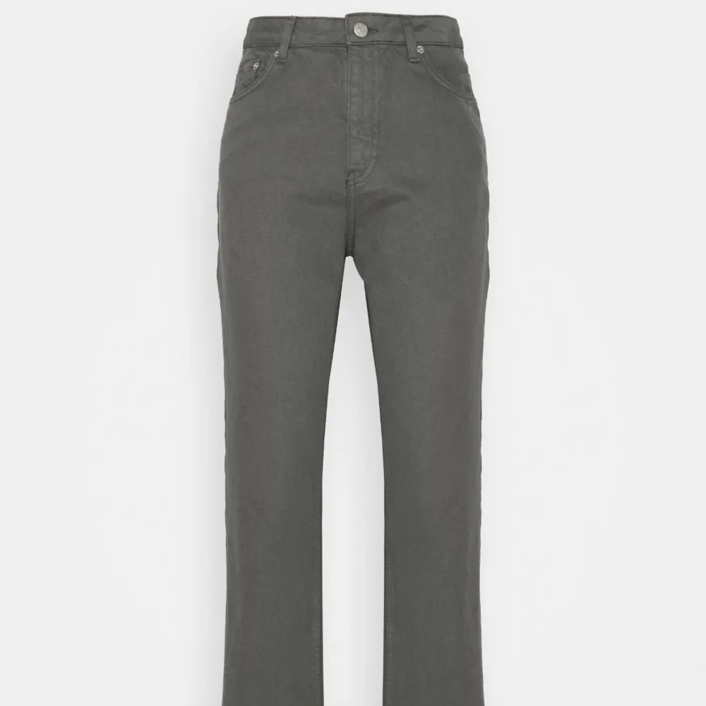 Helt nya jeans med prislappar på i grå färg. Nypris 704kr mitt pris - 200kr. Jeans & Byxor.