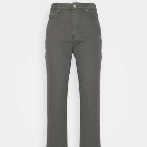 Helt nya jeans med prislappar på i grå färg. Nypris 704kr mitt pris - 200kr