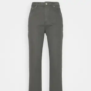 Helt nya jeans med prislappar på i grå färg. Nypris 704kr mitt pris - 200kr