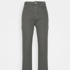Jeans grå NA-KD - Helt nya jeans med prislappar på i grå färg. Nypris 704kr mitt pris - 200kr