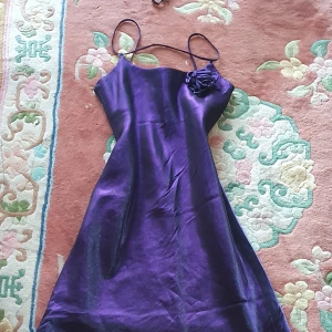 Festlig kläñing - I bra skick 9ocg passar till allt