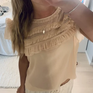 Söt blus - Fin tröja köpt second hand men fint skick!💕