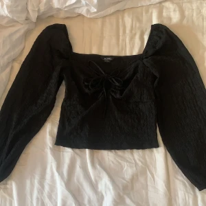 Svart topp 🍒 - En ur snygg svart topp som aldrig används då den inte är min stil 🍒 Den är från Monki i storlek S och en perfekt topp nu till sommaren ☀️ Katt finns i hemmet!  Ej frakt! 