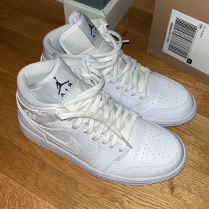 Vita jordans - Äkta vita jordans, storlek 38. Ser nya ut förutom tecken på användning som lite slipad sula (bild två), crease och skosnören❤️Tar emot prisförslag och kan diskutera pris!! Har tyvärr inte orginaltboxen men har online kvitto