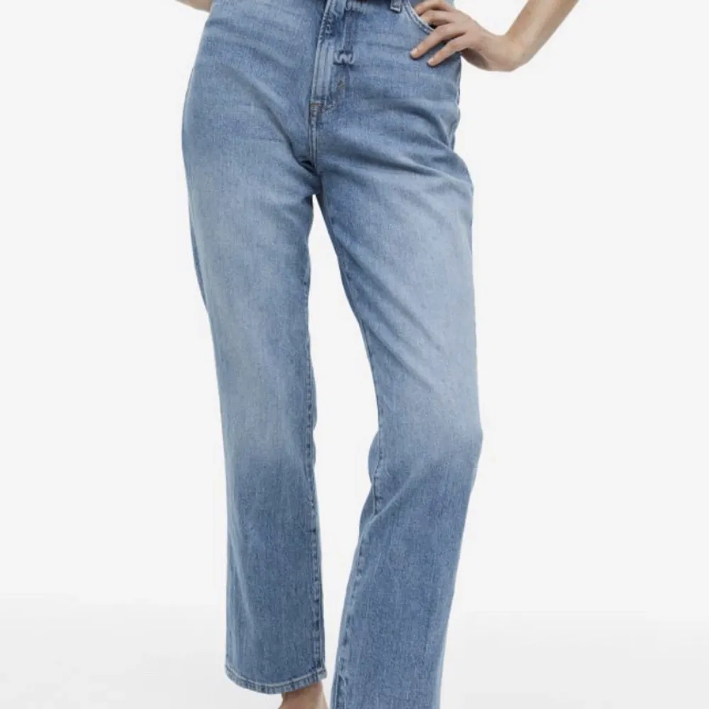 Snygga oanvända mom jeans, i bra skick. Säljer pågrund av storleken (Längd på jeansen 170 cm). Jeans & Byxor.