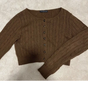 Kofta - Brun kofta från brandy melville, endast använd en gång. Den är one size men skulle säga att den passar en xs-s