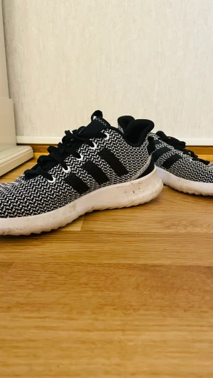 Adidas - Storlek41/42 nästan nya träning 🏋️‍♀️ 🏃‍♀️ löpar skor 