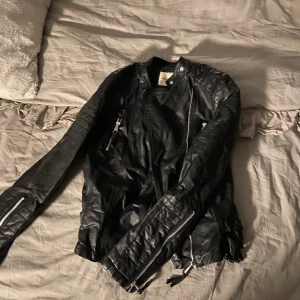 Skinnjacka  - Skinnjacka strl S 150kr