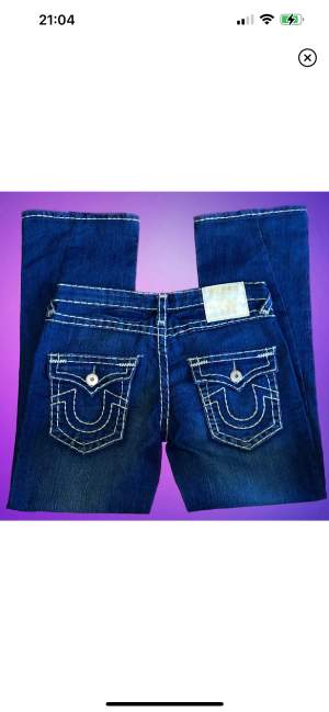 Ett par skitsnygga boot cut true religon jeans som är low waisted, fat stitch. Strl 30 skulle säga att de passar från längden 163-170😄🤙🏻