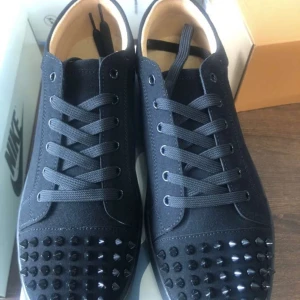 Christian Louboutin skor  - Helt nya och fräscha Louboutins i storlek 42,5.   Vid snabb affär kan priset diskuteras. 