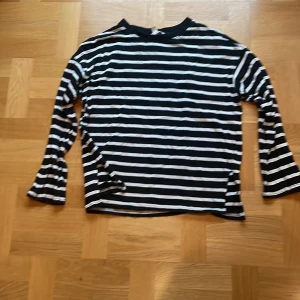 Randig tröja - En randig nästan aldrig använd i storlek small, väldigt fin.