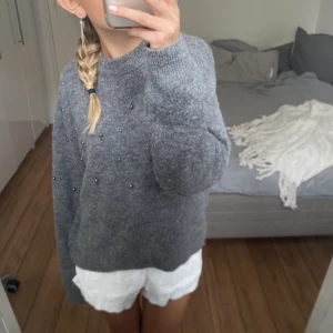 Stickad tröja  - Säljer denna grå stickade tröja med pärlor på. Väldigt sparsamt använd. Har du någon fråga är det bara att höra av sig🫶🏻