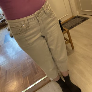 Vinter REA🤍Snygga korta byxor ifrån Linnea. - Lite misfärgade men mycket snygga korta byxor. Med fina glitter stenar på. Säljer dem för att dem är för stora. Om ni har frågor eller undrar något så tveka inte att höra av er.🩵