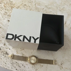 Dkny klocka  - Dkny klocka, förminskad (passar smal handled). Använd (se bild). 