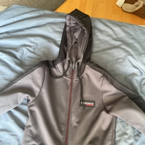 Mckenzie - Säljer min helt nya mckenzie hoodie från Jd använd endast ett fåtal gånger men inget som syns. nypris 450