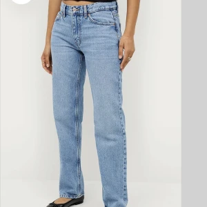 Low/mid waisted jeans - Säljer ett par snygga jeans från Gina🤍 kan posta eller mötas i Stockholm. 