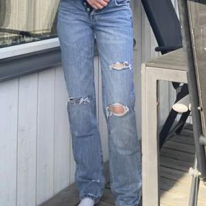 Ett par mid jeans från Zara som är helt oanvända, därför inga defekter. Skriv om intresserad ❤️‍🔥