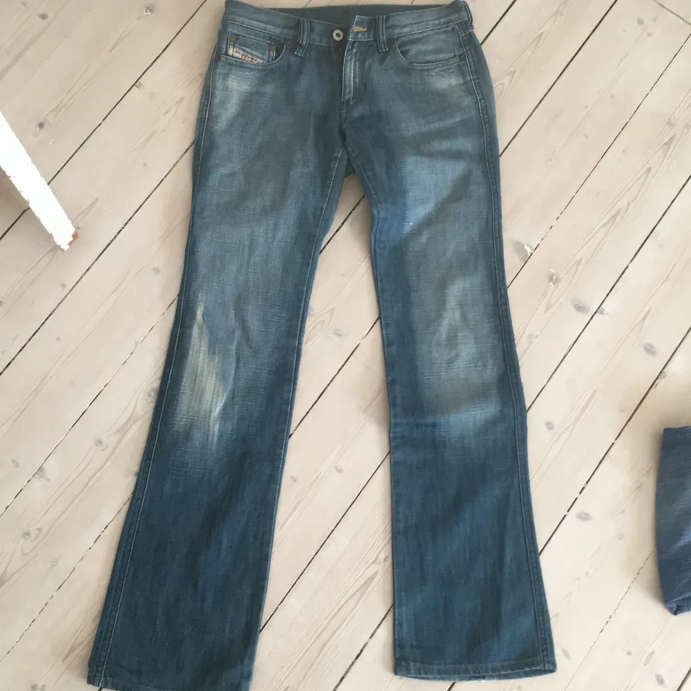 Lågmidjade jeans som inte används men som är snygga. Jeans & Byxor.