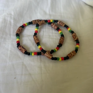 Armband - säljer armband jag aldrig använt,köpte utomlands 1 för 20kr eller 2 för 40kr