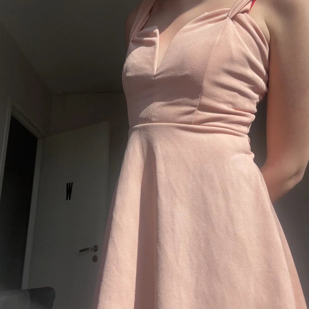 Supergullig rosa klänning som är så fin till sommaren. Storlek L men passar mig som brukar ha s. Skriv för frågor eller liknande💓. Klänningar.