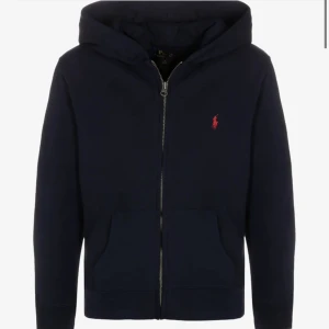 polo kofta - säljer min polo kofta kommer inte till användning och är för liten på mig nypris 900