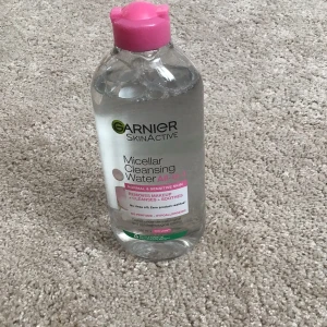 Smink borttagning  - Hej! Använd 2-3 gånger på en pad och har dock inte tagit så mycket. Säljer pga allergisk reaktion då jag inte tål massor av andra produkter och ville testa någon ny men denna funkade inte heller💖 pris kan diskuteras privat och flera bilder om man vill ha.