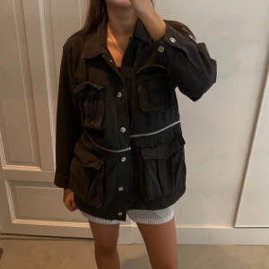 Jeansjacka  - Säljer den här snygga jeansjackan som inte kommer till användning. Jättebra skick! Köparen står för frakten💕Pris kan diskuteras vid snabb affär💕