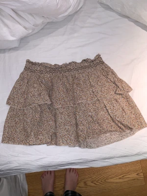Söt volang kjol - Underbar och skön kjol men mönster💕 Köpt på secound hand så det finns inget lapp eller märke men passar xs-m då jag normalt har s-m❤️ Skriv om intresse eller för fler bilder💕