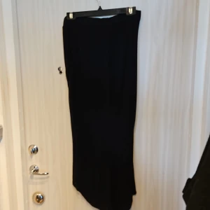 Svart kjol - Svart kjol som jag har använt en gång. Väldigt skön att ha på sig 