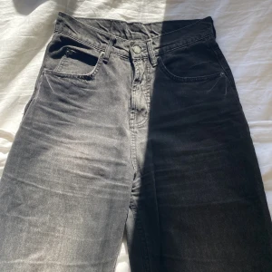 Svarta jeans - Svarta breda jeans från Cheap Monday.