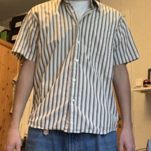 Skjorta  - Randig skjorta i storlek M köpt second hand 