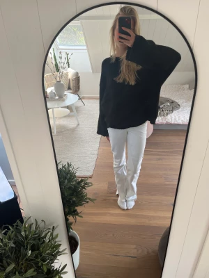 Vita raka jeans med slits  - Jättefina vita jeans som knappt varit till användning. Relativt långa då jag själv är ca 175💓💓köpare står för frakt🌸tror att nypriset var 500! 