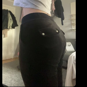Svarta juicy byxor  - Säljer mina fina juicy för får ingen användning av dom längre. Köpta i vinter på pondus för 1100. Använt dom få gånger och tvättat dom Max 4 gånger så dom är lika mjuka som nya. Kan gå ner i pris vid snabb affär. Kontakta för intresse/frågor!🤍