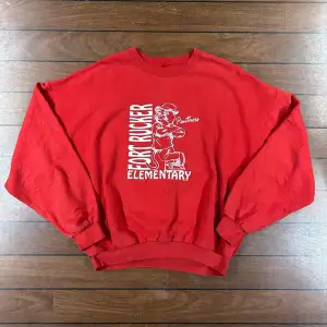 Röd Vintage sweatshirt med okänt märke. Den har ett snyggt vitt tryck. För referens är jag 185 cm och 75kg. Jag skulle uppskatta storleken som en M/L  Pris kan prutas om du köper andra produkter från min plick