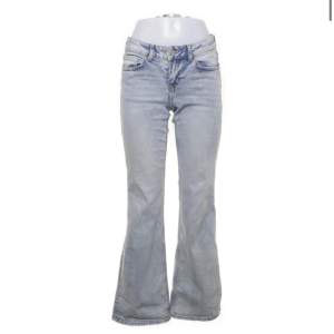 Superfina jeans från hm som är lågmidjade och bootcut!!💕💕