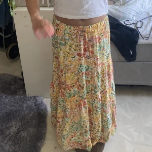Lång kjol - Säljer denna super snygga kjolen! Aldrig använd av mig! ❤️