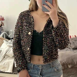 ESCADA kavaj  - En super söt kroppad kavaj från Escada. Kommer inte ihåg exakt vad den kostade men liknande plagg online kostar från 1000kr till 5000kr.  Nyskick!! Kan bli budgivning vid flera interesserade. 