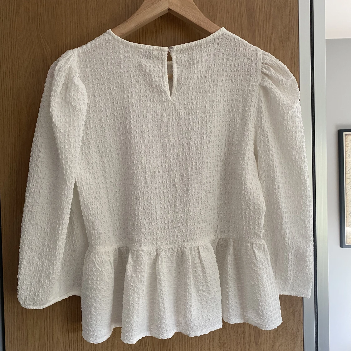 Vit topp med volang  - 90